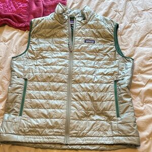 Patagonia Men’s size Large Green Quilted Vest